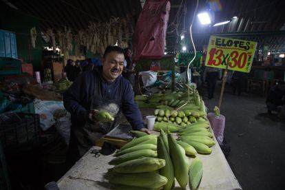 Un comerciante de elotes, en la central de Abasto, al oriente de Ciudad de México.