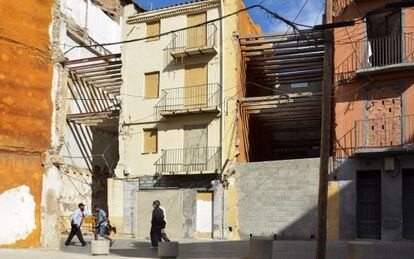 Inmuebles en ruinas tapiados y solares vacíos en la calle Boters.