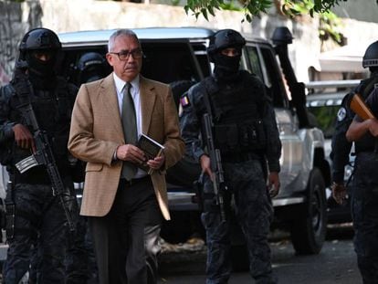 El abogado de Iván Simonovis, este jueves frente a la casa del político en Caracas.