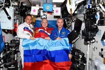 Los astronautas rusos Sergei Korsakov, Oleg Artemiev y Denis Matveiev celebran la toma de la provincia de Lugansk por parte de Rusia posando con una bandera de la autoproclamada República Popular de Lugansk a bordo de la Estación Espacial Internacional este lunes.