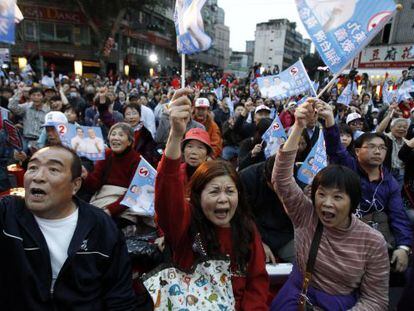 Simpatizantes del presidente taiwanés celebran la victoria de su candidato.