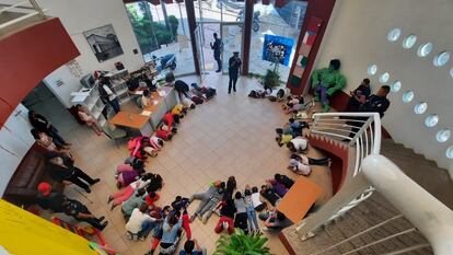 Un grupo de niños se resguarda durante un simulacro de balacera en el municipio de Fresnillo, Estado de Zacatecas (México).