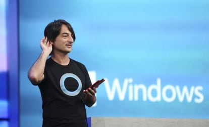 Joe Belfiore, vicepresidente de Microsoft, con una camiseta con el logo de Cortana, su asistente virtual.