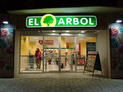 Dia cerrará 21 tiendas de El Árbol para salvar la empresa