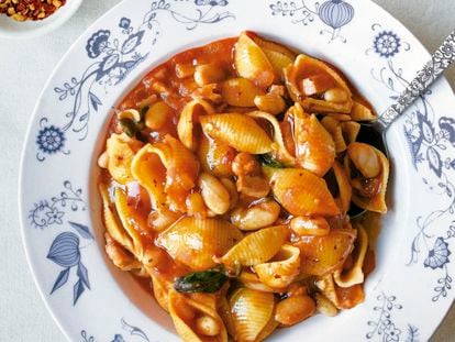 'Pasta e fagioli', receta contenida en 'El Padrino: El libro de cocina de la familia Corleone', de Liliana Battle y Stacey Tyzzer, en una imagen proporcionada por Norma Editorial.