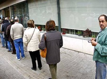 Varias personas forman una cola a la entrada de la oficina del Servicio Valenciano de Empleo, en Valencia, el mes pasado.