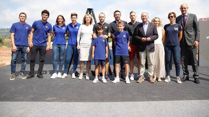 Representants del club i de la família Cruyff, en la col·locació de la primera pedra de l'Estadi Johan Cruyff.
