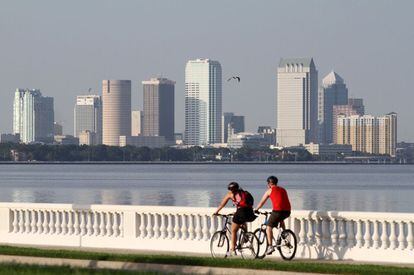 Esta ciudad del Estado de Florida tiene uno de los paseos continuos (sin cambiar de acera) más largos del mundo, Bayshore Boulevard, con 7,2 kilómetros. Bayshore es un malecón que recorre buena parte de la Bahía Hillsborough, desde el centro de Tampa hasta la base aérea de MacDill, en el extremo sur de la península sobre la que se extiende la ciudad. Es un camino muy tranquilo que la mayor parte del tiempo transcurre junto a enormes parcelas con grandes casas que miran al mar.