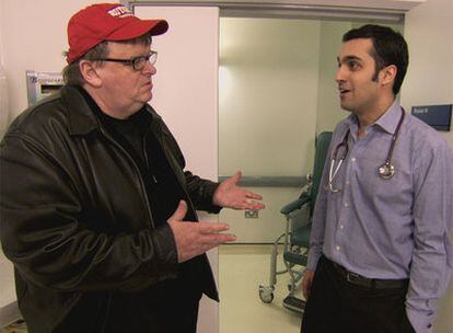 Michael Moore, con uno de los médicos que aparecen en el documental <i>Sicko.</i>