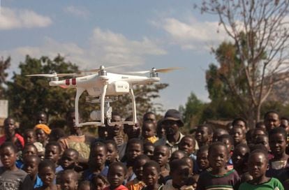 Ensayo para el uso de drones con fines humanitarios (como la localización de charcas donde depositan sus larvas los mosquitos transmisores de la malaria) en la región de Kasungu (Malaui).