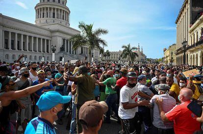 Cientos de personas se concentran frente al Capitolio de La Habana para protestar contra el Gobierno. El detonante de las manifestaciones fue la grave escasez y las penurias que sufren los habitantes de la isla, agravadas por los efectos de la pandemia.