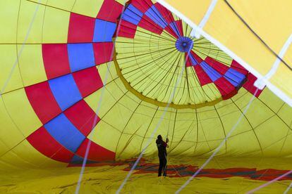 Un piloto se prepara para despegar durante su participación el festival internacional de globos aerostáticos de Camberra (Australia). Se considera que el festival de Camberra es una de las citas de globos aerostáticos más grandes del mundo.