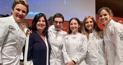 La ejecutiva de la guía Michelin Mayte Carreño (segunda por la izquierda) junto a las chefs Cristina Figueira (El Xato), Carme Ruscalleda (Sant Pau y Moments), Elena Arzak (Arzak), Lucía Freitas (A Tafona) y Carolina Sánchez (Ikaro).