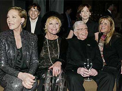 El director Blake Edwards rodeado de las actrices Julie Andrews, Elke Sommer, Bo Derek, Kathleen Quinlan y Marilu Henner.