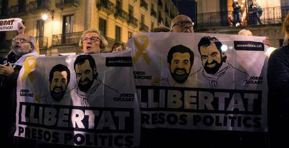 Diversos manifestants amb pancartes demanen la llibertat de Jordi Sànchez i Jordi Cuixart, a Barcelona.