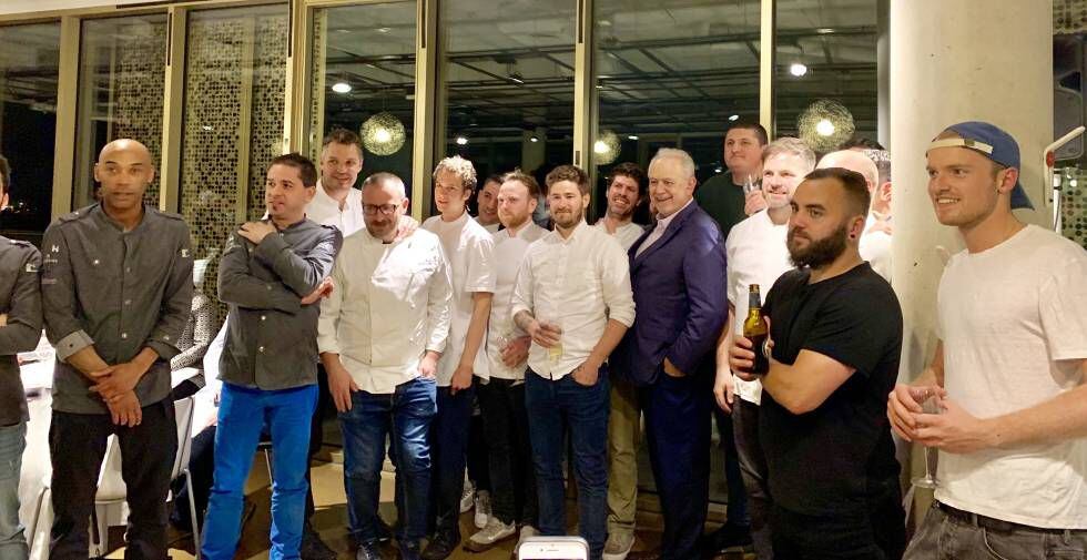 Steve Plotnicki (con traje y chaqueta azul) y los nuevos cocineros de la lista, en el Basque Culinary Center.