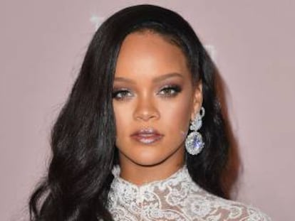 La cantante Rihanna lanza su propia marca de moda, en colaboración con LVMH. 