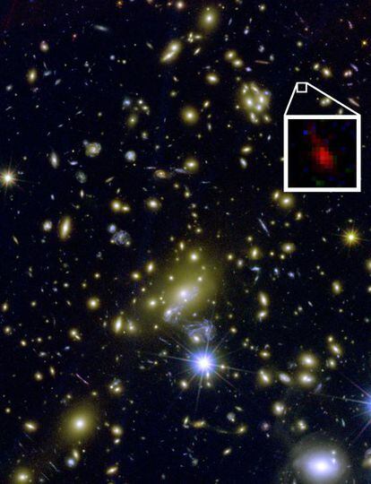 El c&uacute;mulo de galaxias MACS1149+2223 que, gracias al efecto de lente gravitacional, magnifica en unas 15 veces la galaxia primitiva MACS1149-JD, destacada en el recuadro.
