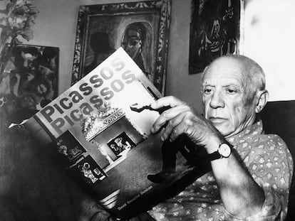 Pablo Picasso, en su casa de la Riviera francesa en 1961. El pintor hojea el libro 'Picasso's Picassos', con un centenar de fotografías en color de algunas de sus obras.