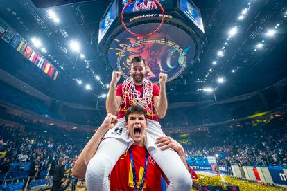 Jaime Pradilla y Rudy Fernández celebraban el domingo la victoria ante Francia en la final del EuroBasket.