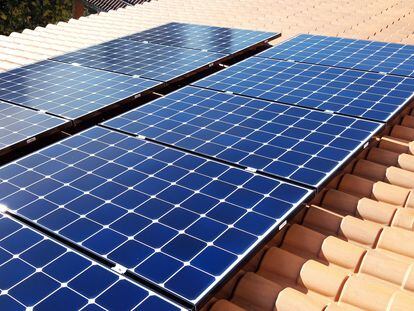 Paneles solares en el tejado de una casa en La Rioja.