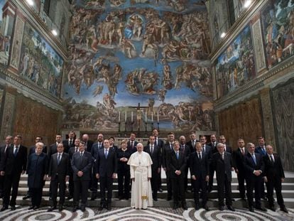 El Papa, junto a los jefes de Estado y de Gobierno de los 27 en la Capilla Sixtina, en El Vaticano.