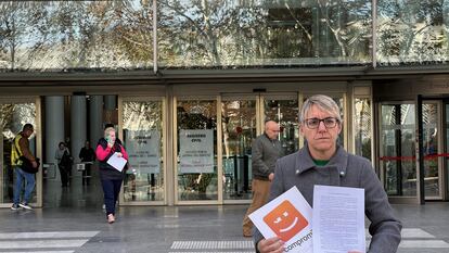 La portavoz de Compromís per València, Papi Robles, ante la Ciudad de la Justicia tras presentar el escrito a la Fiscalía.