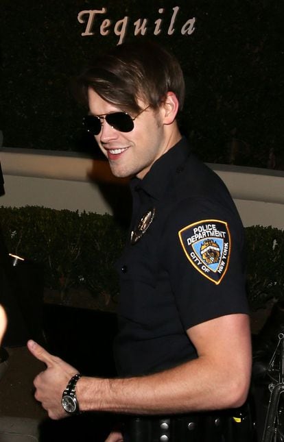 El actor Chord Paul Overstreet fue otro de los asistentes a la fiesta organizada por el tequila de George Clooney. El intérprete más conocido por su papel como Sam Evans en la serie 'Glee', se vistió de policía de Nueva York.