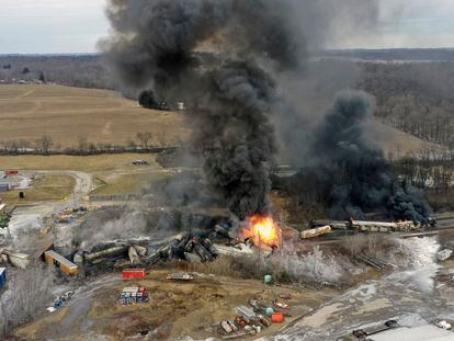 Imagen del tren de Norfolk Southern descarrilado en East Palestine (Ohio), al día siguiente del accidente.