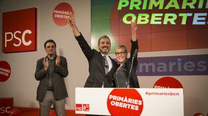 Jaume Collboni y Carmen Andrés celebran sus resultados tras clasificarse en primer lugar en la primera vuelta. A la izquierda, Carles Martí, líder de la Federación del PSC en Barcelona.