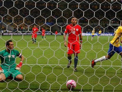 Gabriel Jesús celebra uno de sus goles ante Bravo y Jara.