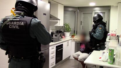 Dos guardias civiles, durante en una operación en Madrid en febrero de 2022.