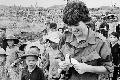 Kate Webb (1943-2007)

Esta neozelandesa se forjó una reputación como una de las reporteras más intrépidas de la Guerra de Vietnam. Durante el conflicto la dieron por muerta, pero reapareció 23 días después junto a otros periodistas que también habían sido secuestrados por las tropas vietnamitas en Camboya. Sus coberturas se centraron en Asia, de la guerra del Golfo a la ocupación soviética de Afganistán. Trabajó para United Press International y desde 1985 en la Agence France-Presse, donde estuvo hasta que se retiró en 2001. La actriz Carey Mulligan se metió en su piel en la película On the other side (2016).