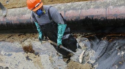 Trabajadores contratados por Petroper&uacute; en la limpieza del derrame de Monterrico del pasado 24 de septiembre. 