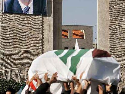 Una multitud transporta el ataúd del ministro asesinado Pierre Gemayel ayer en Bikfaya.