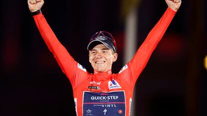 El belga Remco Evenepoel, ganador de la Vuelta pasada, en el podio de Madrid.