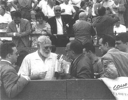 Hemingway firma autógrafos tras la corrida en la plaza de toros de Valencia, 1959.