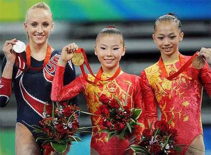 Las dos gimnastas chinas, junto a Nastia Liukin, en el centro de las atenciones por su edad
