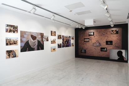 Vista general de una parte de la exposición 'Las Tres Fronteras' que se puede ver en la sede de Casa África en Las Palmas de Gran Canaria hasta el 16 de septiembre.