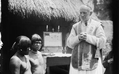 Retrato de indígenas achuar con el obispo Comín.