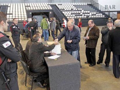 Votaci&oacute;n de los comuneros de Cabral sobre la construcci&oacute;n de una gran superficie comercial en su monte.