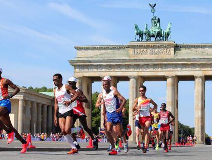 El maratón a su paso por la puerta de Brandenburgo.