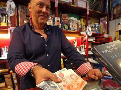 Fernando Losada acepta pesetas en su papeler&iacute;a de Madrid. 