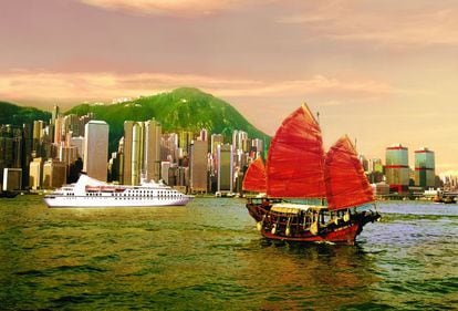 El puerto de Hong Kong, con un barco tradicional y un crucero moderno.
