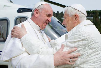 Benedicto XVI ha recibido al papa Francisco nada m&aacute;s descender este del helic&oacute;ptero que le ha llevado a Castel Gandolfo.