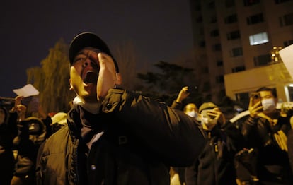 Manifestantes en el centro de Pekín. Las protestas que comenzaron el viernes por la noche en las calles de Urumqi, en la región de Xinjiang, se han extendido especialmente por las Facultades de Imagen y Comunicación de grandes urbes como Nanjing, Xi’an, Chengdu o Guangzhou, donde se han congregado estudiantes en vigilias por los fallecidos en el incendio. 