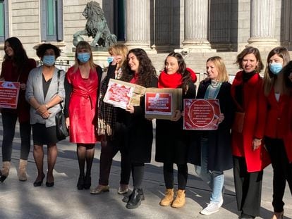 Mujeres de la organización Period Spain han entregado este jueves 70.000 firmas en el Congreso de los Diputados para solicitar medidas contra la pobreza menstrual.