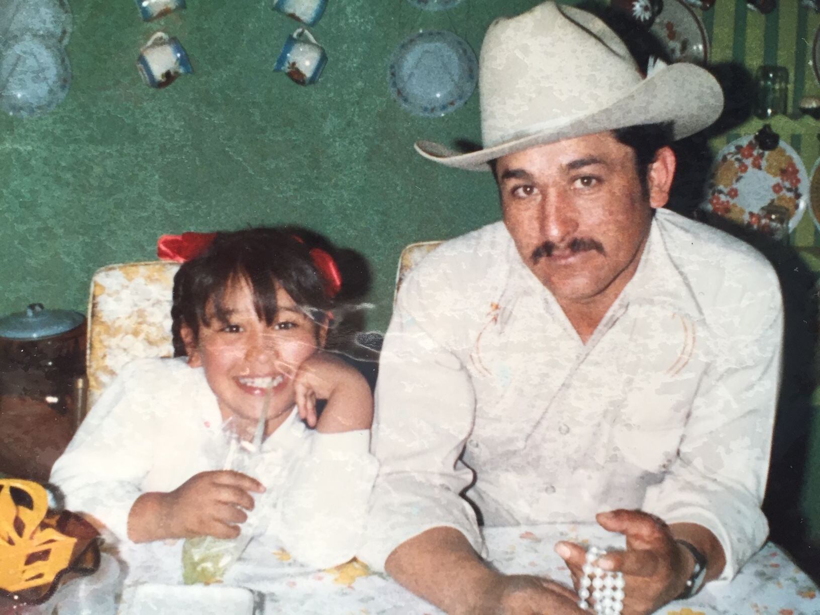 Cecilia López, en una foto de infancia con su padre.