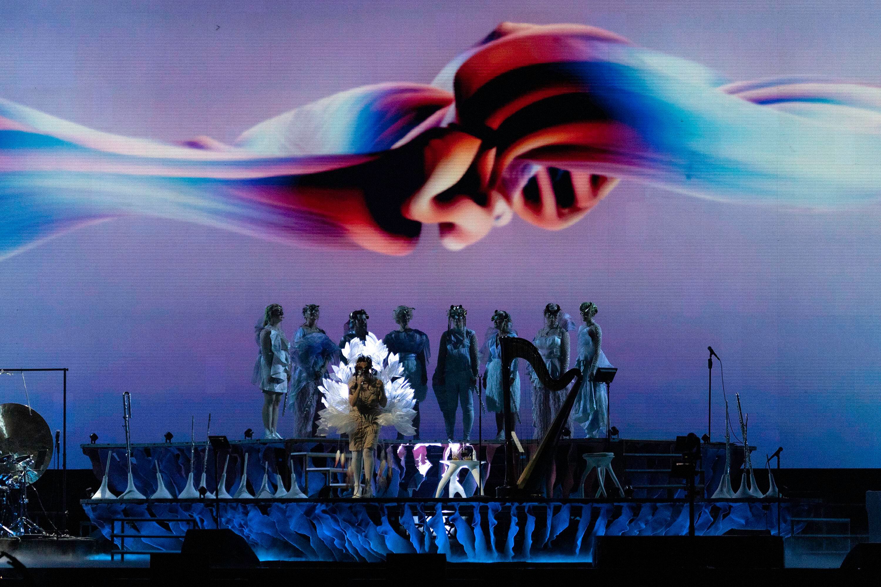 Un instante de Cornucopia, el espectáculo de Björk, a su paso por Madrid.