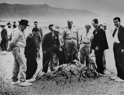 Robert Oppenheimer, con sombrero, y el general Leslie Groves (a su lado) examinan los restos de una torre borrada por la primera prueba atómica, en Almogordo, Nuevo México, en 1945.